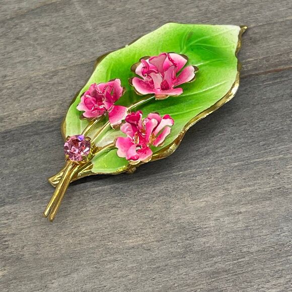 Vintage Gold Tone Leaf w/ Green Enamel Pink Flowers Brooch Marked Austria - Picture 2 of 7